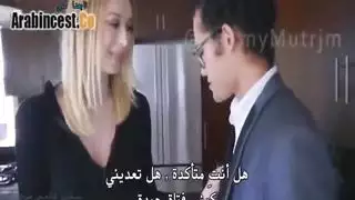 رئيس يضرب مؤخرة السكرتيرة الضيقة كمعروف للترقية