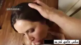 أم مثيرة تنحني لممارسة جنس شرجي قاسي