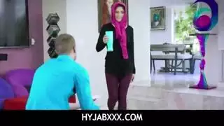 مراهقة عربية تتعرض للجماع الشرجي بقوة من خطيبها