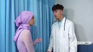 فحص الخصوبة يتصاعد إلى جلسة تزاوج صريحة