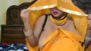يائسة في الدانتيل: مصة قاسية لوحش أسود