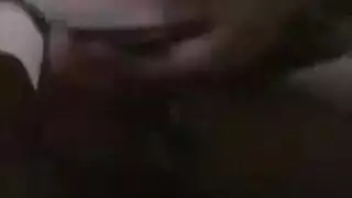 أخت زوجية شقراء تبلع قضيباً صلباً في مشهد إباحي