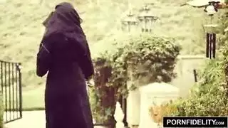 يتلصص علي الخدامة