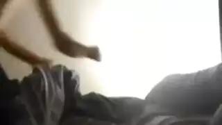 فتاة سمراء ناعمة تتوقع جنس فموي لكنها تحصل على تدليك جسدي شهواني بدلاً من ذلك