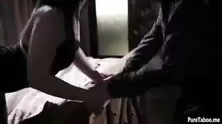 يعاشر زرجة احره