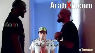 معجبة باخيها