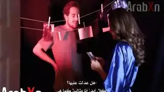 يلتقط صور لأمه وهي فلحمام
