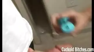 تحرش جنسي وهو يشاهد التلفاز ويجلسها على قضيبه