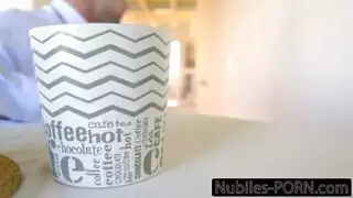 مراة محجبة دون ملابس داخلية