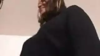 لاتينا وقحة تبلع القضيب قبل أن يتمدد مهبلها الضيق