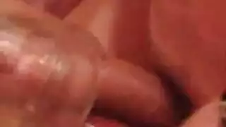 شابان وسيمان يشاركان في علاقة ثلاثية مثيرة مع فتاة سمراء