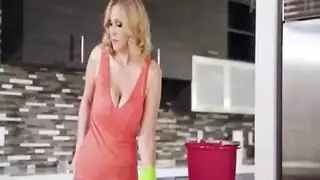 الأم لا تستطيع رفض المساعدة، يحصل مهبلها على تمدد بواسطة قضيب ابنها
