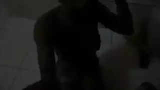 جنس في السيارة بحشوة الحلق: مص قضيب عملق على الطريق السريع