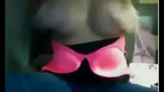 كسس مربوطة بحبل تتلقى ضربات قوية على أعمدة حديدية