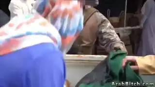 عربية شابة تأخذه في مؤخرتها