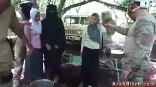 خادمة عربية غريبة تمارس الجنس في غرفة نومها