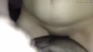 عاهرة فاتنة بكس مرتب تصرخ من المتعة أثناء جنس عنيف
