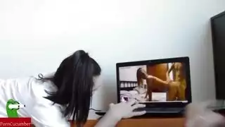 قذف داخل فرج الزوجة في غرفة الكمبيوتر نيك من الخلف