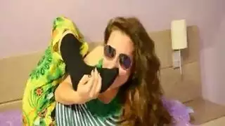 كلبة سمراء تمص زب بقوة في الغابة