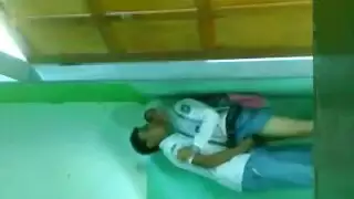 الشاب الوسيم يدفع كس زميلته بقوة خلف المدرسة