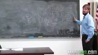 الطالبة البريئة تأخذ قضيب المعلم الكبير في جنس قوي داخل الفصل