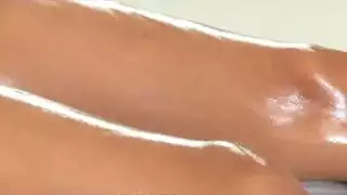 فتاة صغيرة تخدم قضيب الأب وتحصل على قذف على الوجه