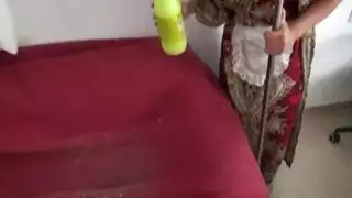 خادمة منزل مثيرة تتخصص في تلميع القضبان الدهنية العملاقة