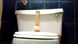 هذه العاهرة يائسة لقضيب منتصب لحرث مهبلها الرطب