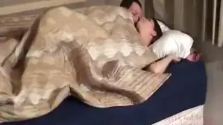 فتحة ضيقة صغيرة تُثقب بقضيب سميك غير محمي