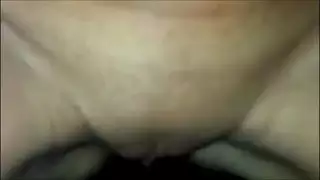 فتاة متجر السيارات تُهيمن عليها وتُصور في شريط جنس صريح