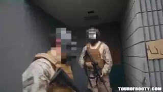 جنس عسكري: فتاة عربية تخدم الجندي الأمريكي في مستودع فارغ