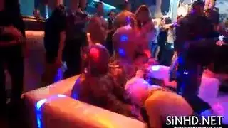 الأخ يُجبر نفسه على أخته في مقطع إباحي