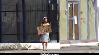 قضيب هائل يضرب كس مراهقة صغيرة في جلسة جماع صريحة