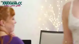 احتفال سحقي مثير: نساء ناضجات وشابات في فعل شغوف