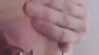 شقراء وسمراء تُمارسان الجنس بقوة من قبل غريبين