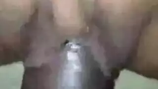 مبللة وجريئة: مداعبة فرج في حوض الاستحمام