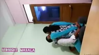 مراهقة سمراء تثير قضيب أبيها الصلب بمضاعفة الإثارة