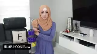 مراهقة عربية تمص وتركب بعنف بعد نزع حجابها