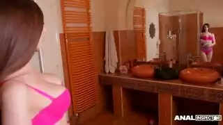 سكس جماعي على بنت عند حديقة