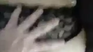 فتاة صغيرة تنحني على الأريكة لجماع خلفي عنيف