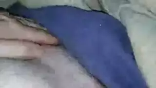 ملكة الجنس الفموي تُملأ قبل أن يتمكن صديقها من ممارسة الجنس معها