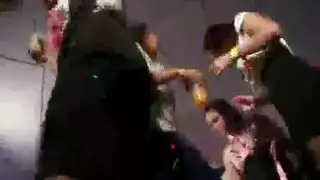 إيلاج مزدوج بقوة: الجمال الأوروبي يأخذ قضيبين في فتحاتها