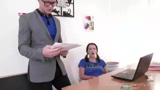 يريح كسها بيده
