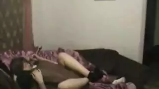 شقراء مع رجلين أسودين في مشهد ثلاثي
