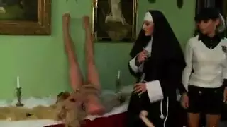 بورن بهيمي: بنات يأخذن عضو الحصان على الكاميرا
