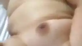 المراهقة هويدا تحصل على مهبلها الضيق ممزق بقضيب كبير