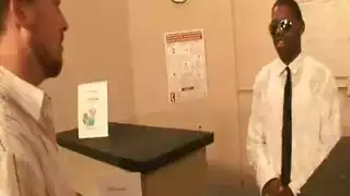 مترجم القضيب الأسود الكبير في مشهد صريح