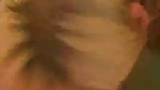 شاب وسيم يحصل على خدمة لقضيبه من فم جائع