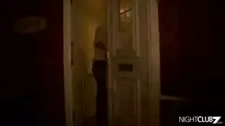 ربة منزل ساخنة تمارس الجنس مع شاب في شقته بورن عنيف