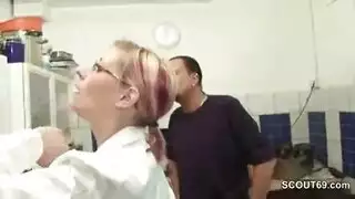 عاهرة محجبة تُمارس معها السكس وتمتلئ